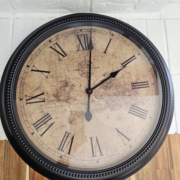 World Atlas Map Wall Clock 23"_GREAT CONDITION! - Picture 2 of 3